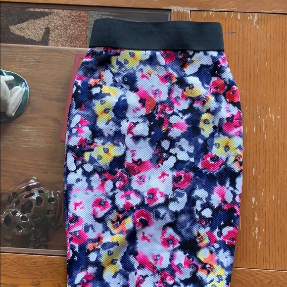 Material girl penicl skirt floral